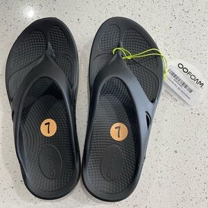 COPY - NWT OOFOS Women’s Sandals Black Size 7